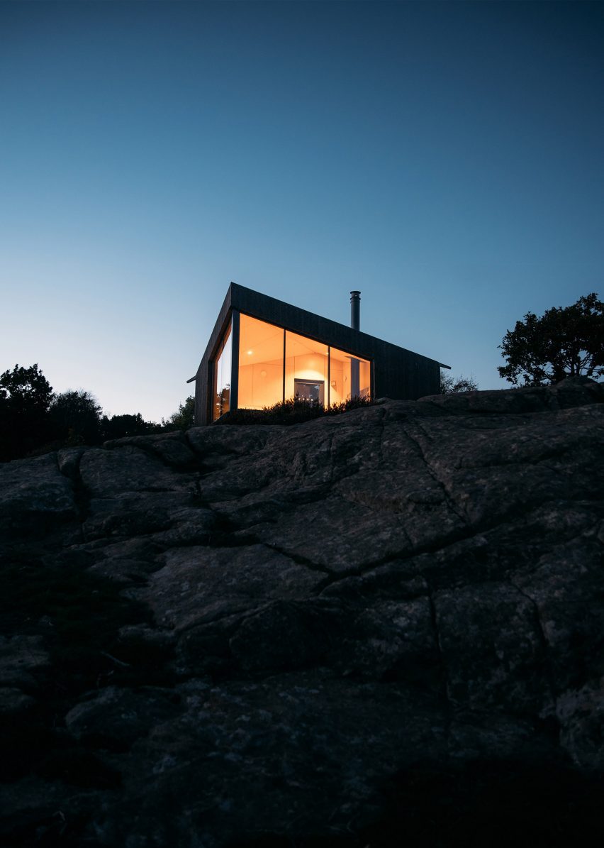 Ночной вид на домик Агдера для однодневной поездки в сельской местности на юге Норвегии, автор Feste