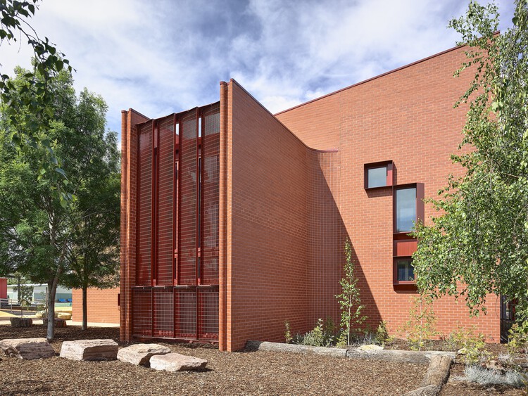 Начальная школа Паско Вейл STEAM / Kosloff Architecture — фотография экстерьера, окна, кирпич, фасад
