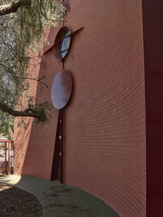 Начальная школа Паско Вейл STEAM / Kosloff Architecture — Фотография интерьера, кирпич, фасад