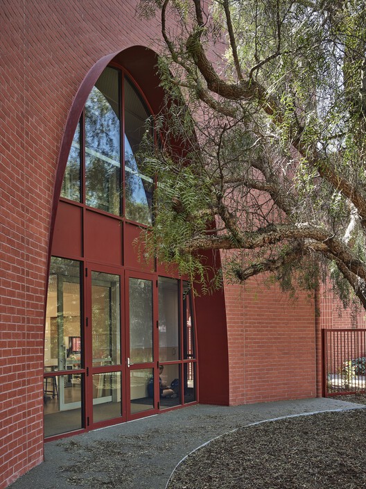 Начальная школа Паско Вейл STEAM / Kosloff Architecture — фотография экстерьера, кирпич, фасад, окна, арка