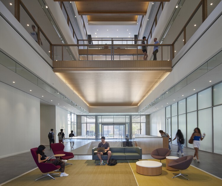 Здание Ральфа С. О'Коннора для инженерии и науки / Skidmore, Owings & Merrill — фотография интерьера, стул, окна