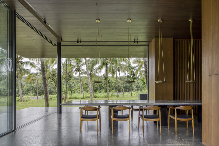 Дом Парикрама / SPASM Design Architects - Фотография интерьера, дерево, стекло