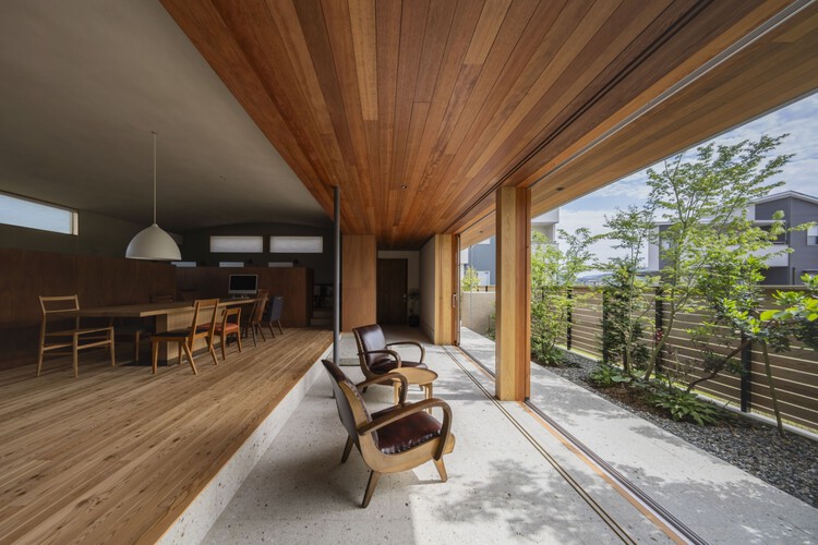 Офис в Минамиёсида / Taichi Nishishita Architect & Associates — Фотография интерьера, стул, терраса, балка