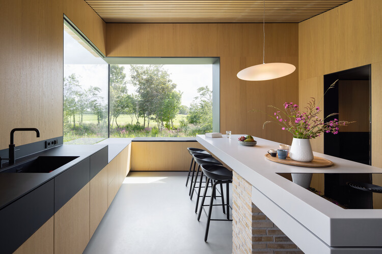 Ferskûle House / Denkkamer - Фотография интерьера, кухня, стол, столешница, стул, окна