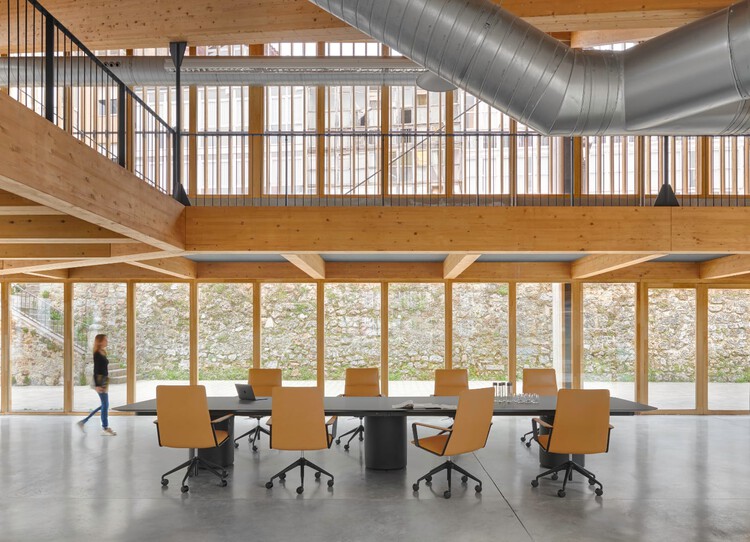 Проектирование переговорных комнат для современного офиса: перегородки, места для сидения, столы и освещение — изображение 3 из 12
