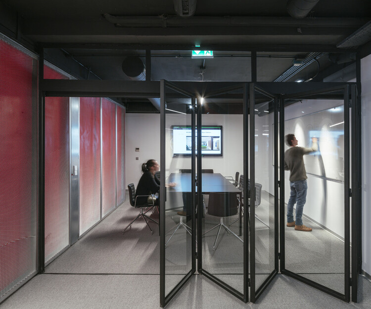Проектирование переговорных комнат для современного офиса: перегородки, места для сидения, столы и освещение — изображение 5 из 12