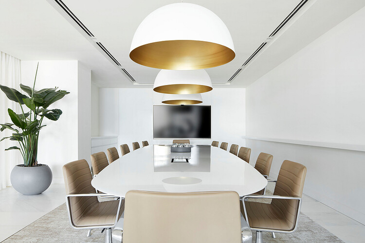 Проектирование переговорных комнат для современного офиса: перегородки, места для сидения, столы и освещение — изображение 8 из 12