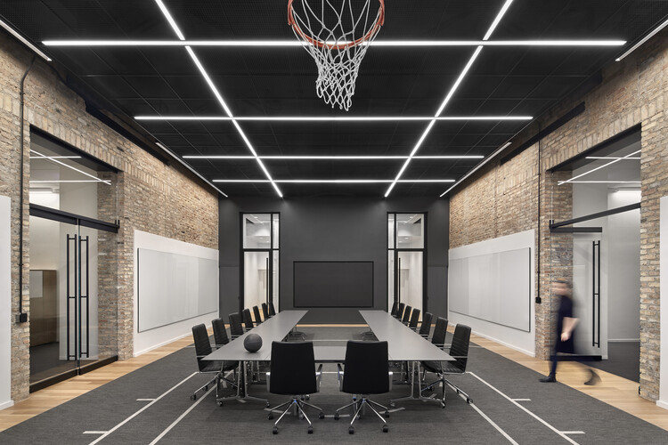 Проектирование переговорных комнат для современного офиса: перегородки, места для сидения, столы и освещение — изображение 7 из 12