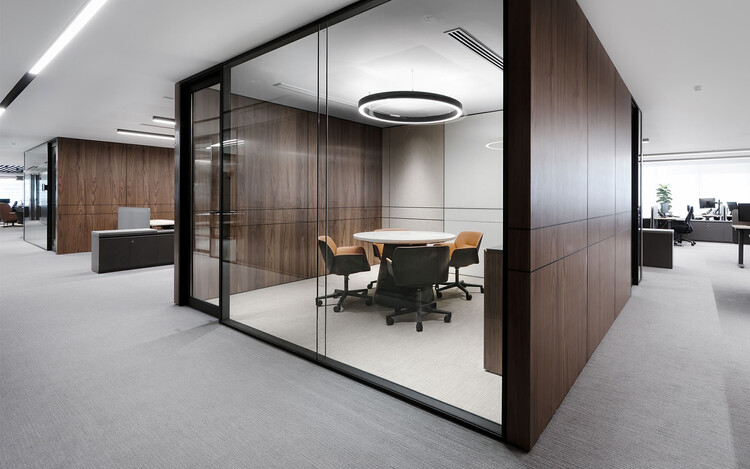 Проектирование переговорных комнат для современного офиса: перегородки, места для сидения, столы и освещение — изображение 9 из 12