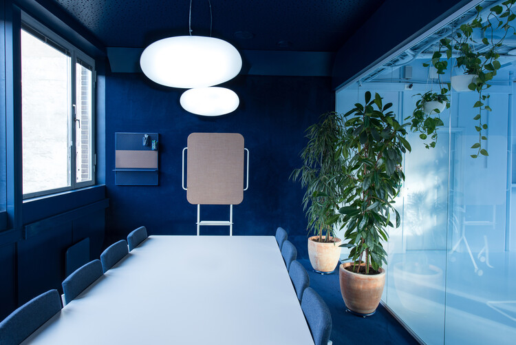 Проектирование переговорных комнат для современного офиса: перегородки, места для сидения, столы и освещение — изображение 10 из 12