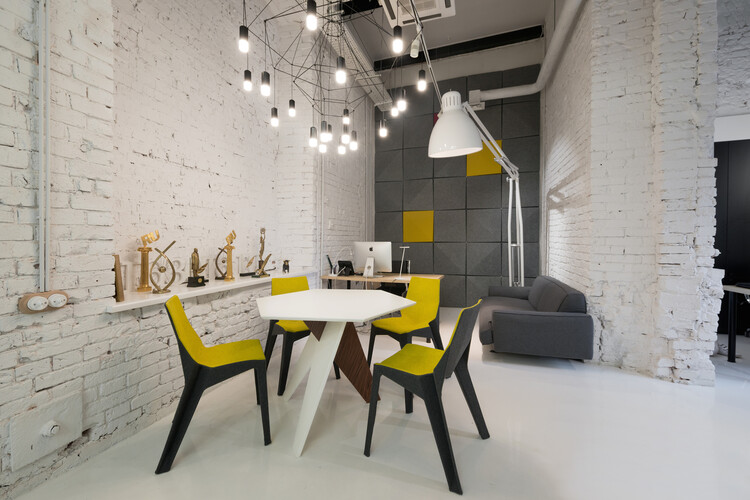 Проектирование переговорных комнат для современного офиса: перегородки, места для сидения, столы и освещение — изображение 11 из 12