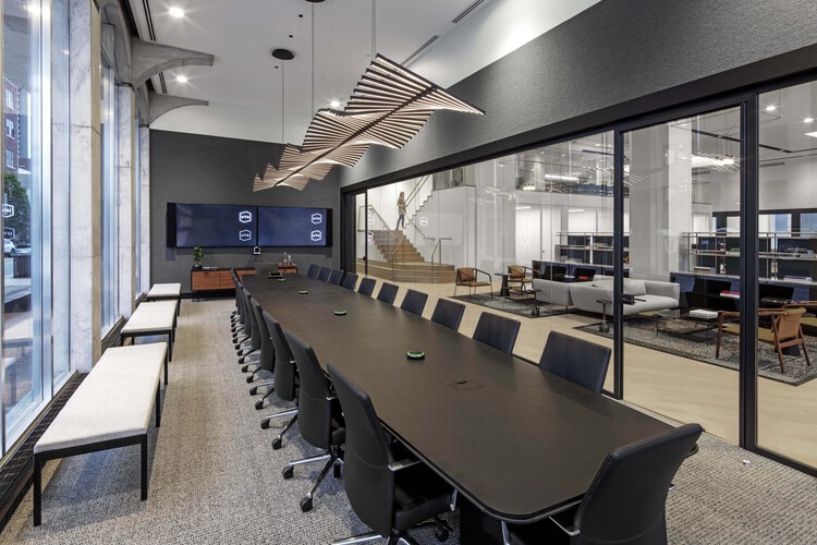Проектирование переговорных комнат для современного офиса: перегородки, места для сидения, столы и освещение — изображение 12 из 12
