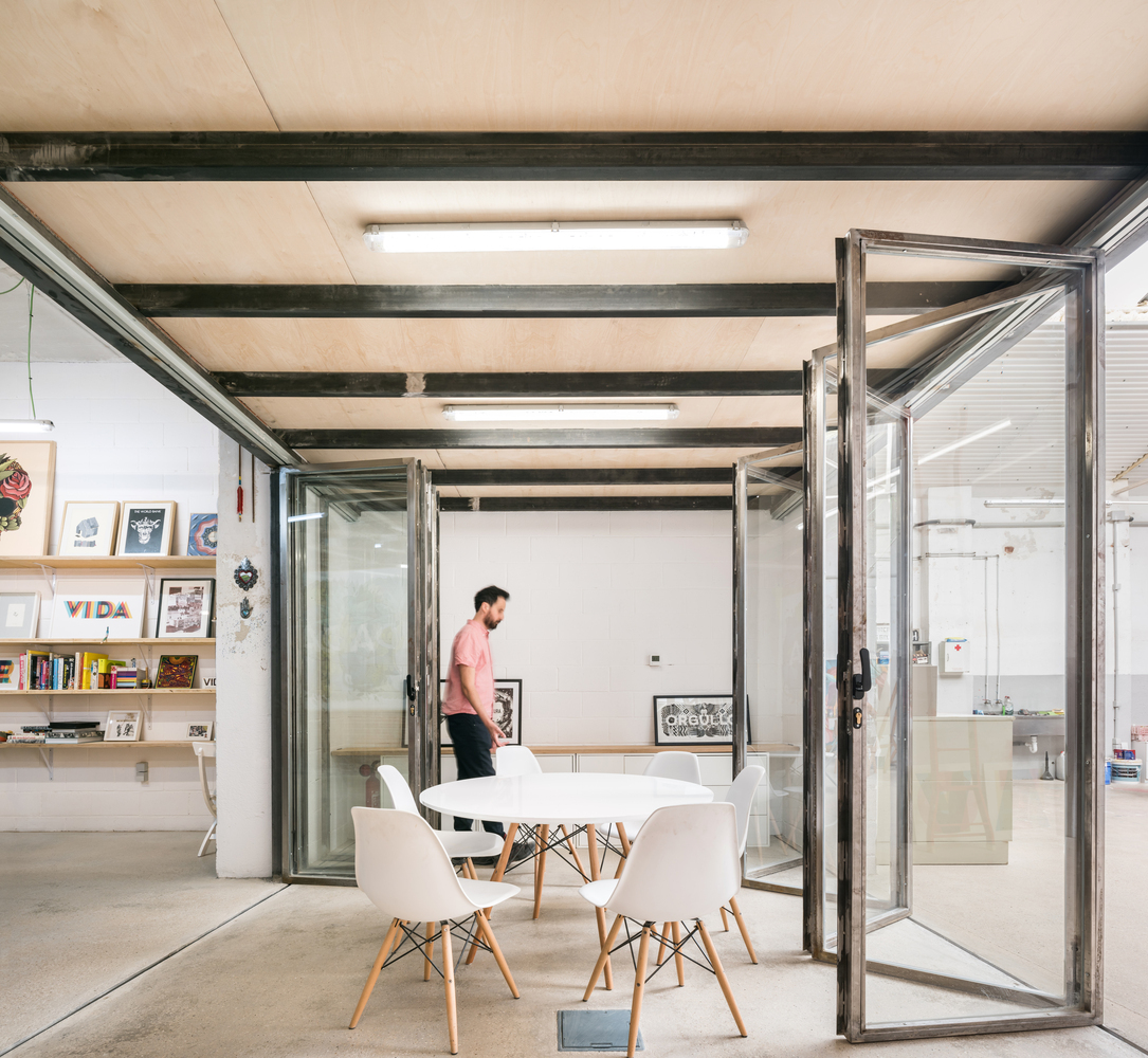 Проектирование переговорных комнат для современного офиса: перегородки, сидения, столы и освещение