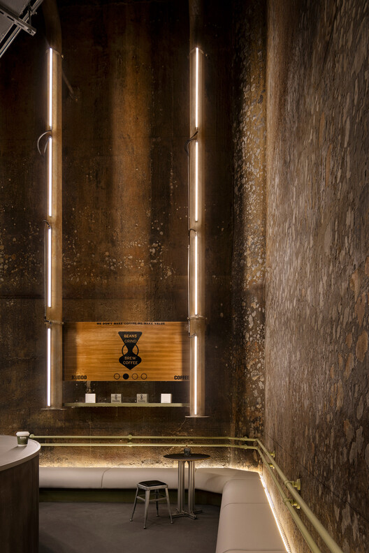 KUDDO Coffee / Xushi Design - Фотография интерьера, ванная комната, стол