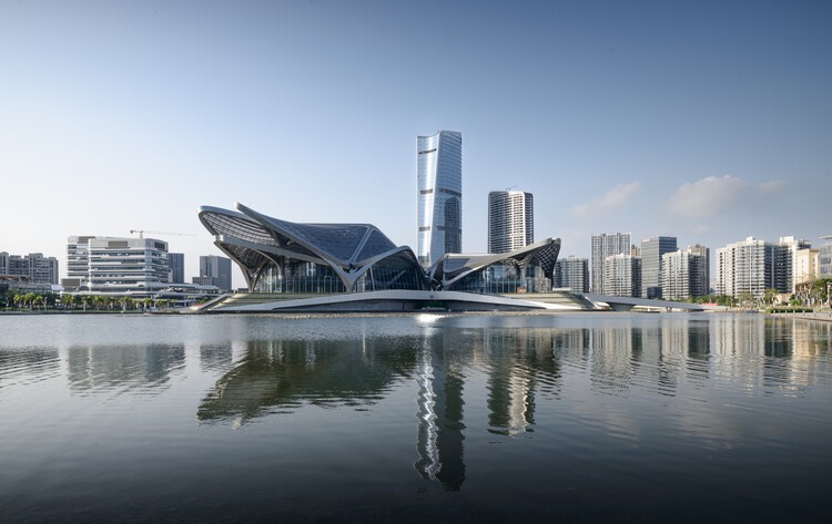 Центр гражданского искусства Чжухай Цзиньвань / Zaha Hadid Architects – фотография экстерьера, набережная, городской пейзаж