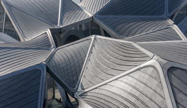 Центр гражданского искусства Чжухай Цзиньвань / Zaha Hadid Architects - Фотография интерьера, лестница, фасад, сталь
