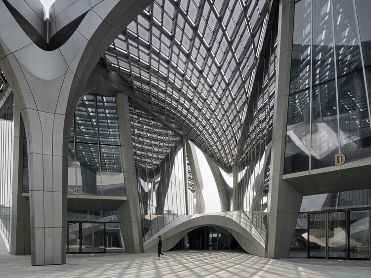 Центр гражданского искусства Чжухай Цзиньвань / Zaha Hadid Architects - Фотография интерьера, фасада, аркады