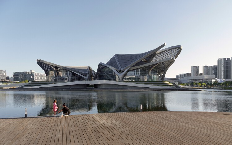 Центр гражданского искусства Чжухай Цзиньвань / Zaha Hadid Architects - Экстерьерная фотография, набережная