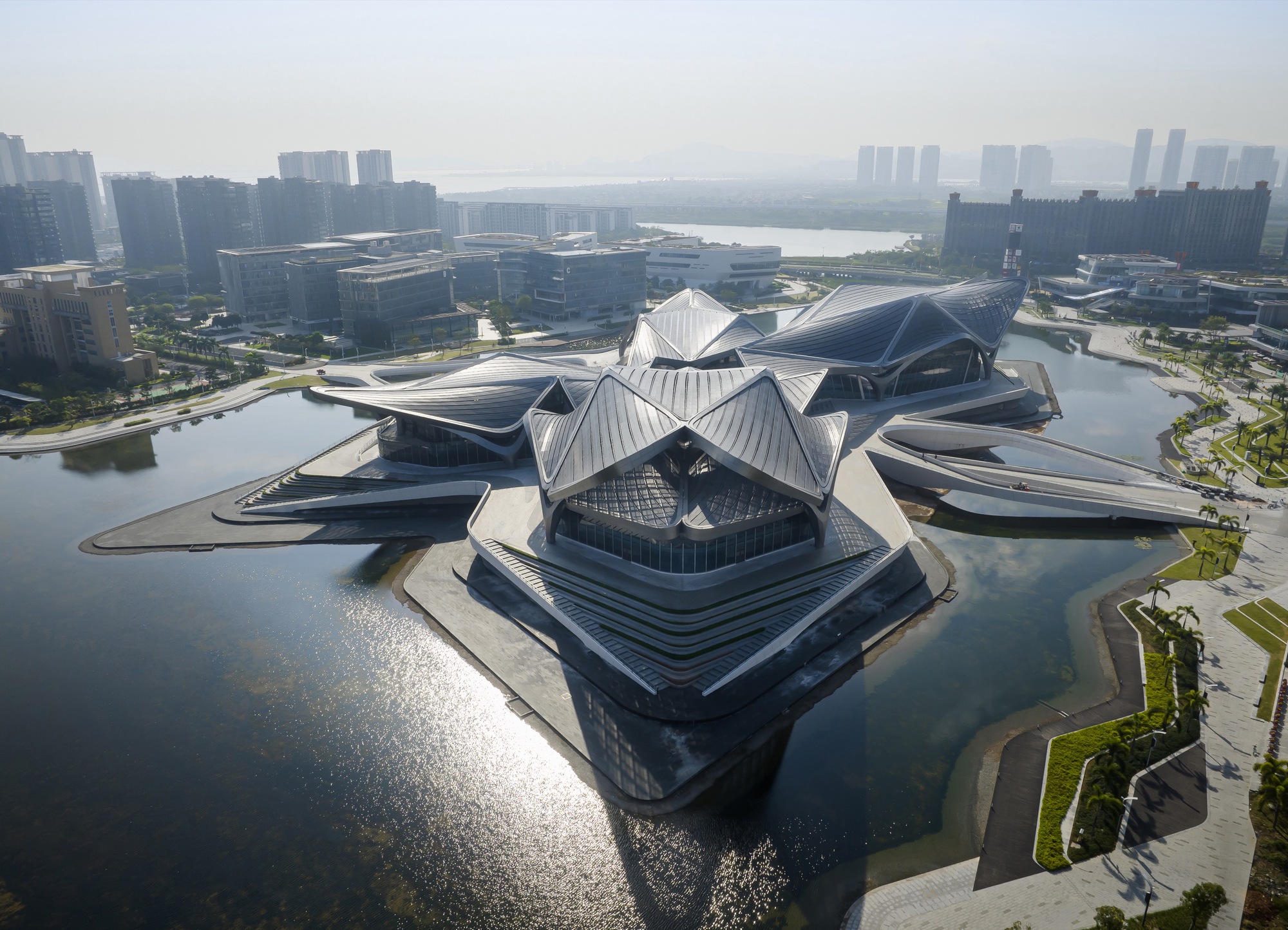 Центр гражданского искусства Чжухай Цзиньвань / Zaha Hadid Architects