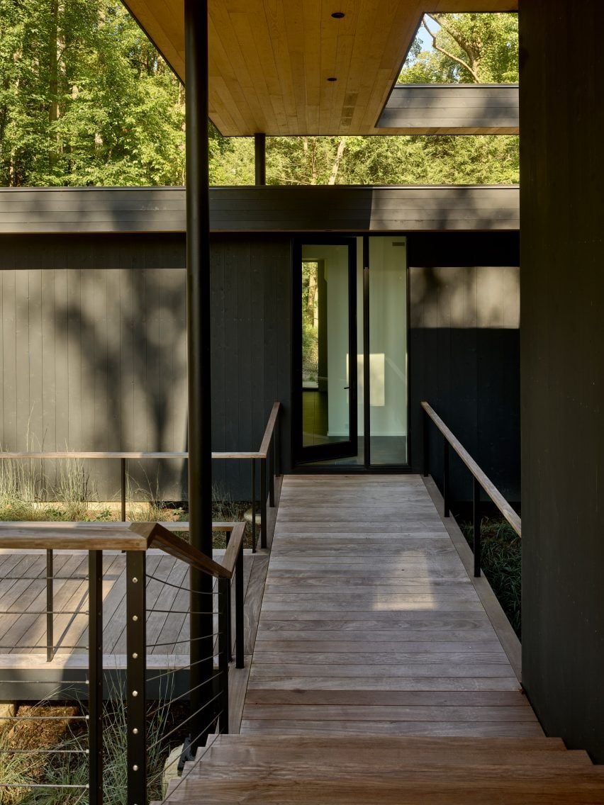 Черные деревянные стены дома от Robert Young Architects