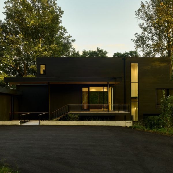 Гриф сообщает о дизайне дома на дереве в Вирджинии от Robert Young Architects
