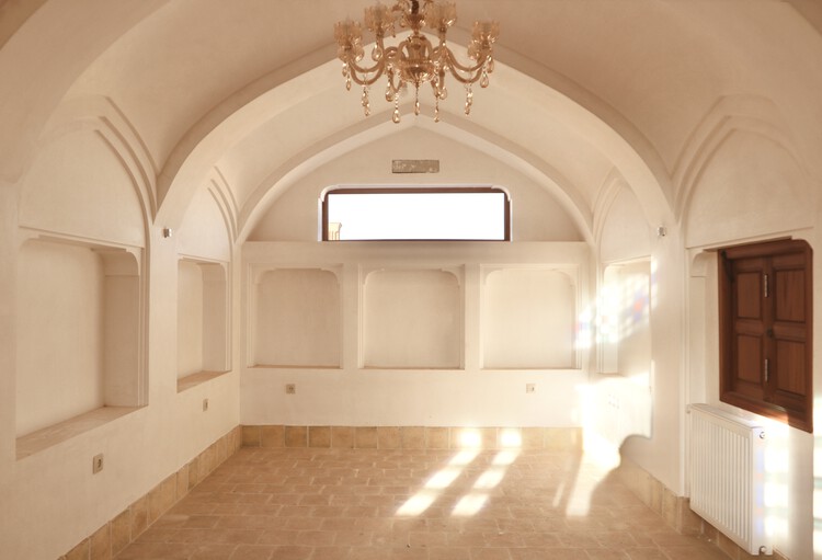 Реставрация дома Сафа / Дом Тораб - Фотография интерьера, окна, арка, колонна, аркада