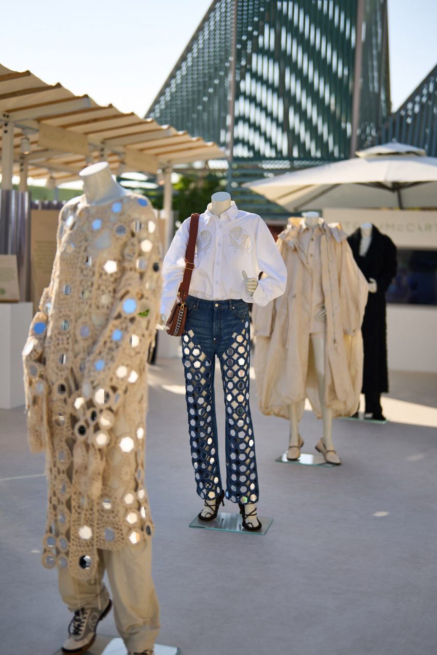 Манекены в одежде Stella McCartney на COP28