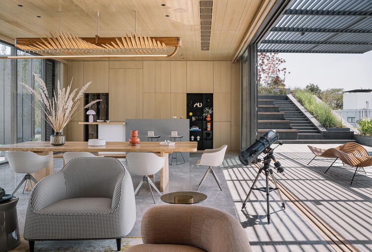 Link House / Openideas Architects - Фотография интерьера, гостиная, стул, балка
