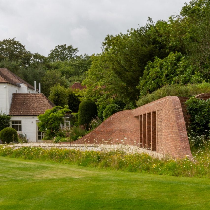Кирпичный дом с бассейном, построенный Ноксом Бхаваном, похоронен под травяным холмом в саду дома в Кенте.