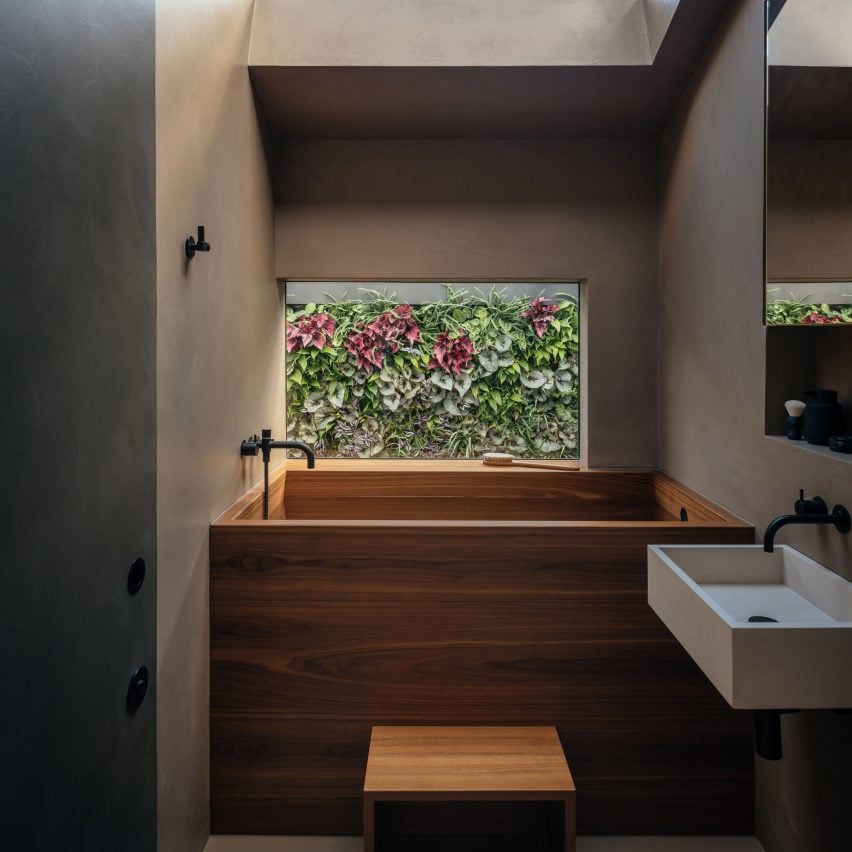 Ванная комната с деревянной ванной