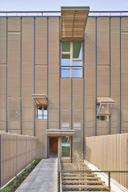 Здание Параллель / OHLAB - Фотография интерьера, окна, лестница, фасад, перила