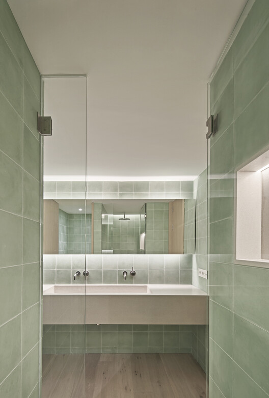Здание Para·lel / OHLAB - Фотография интерьера, ванная комната, раковина, столешница