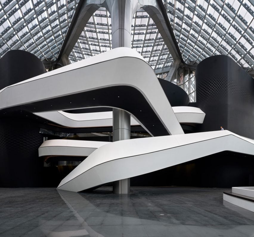 Белая лестница от Zaha Hadid Architects