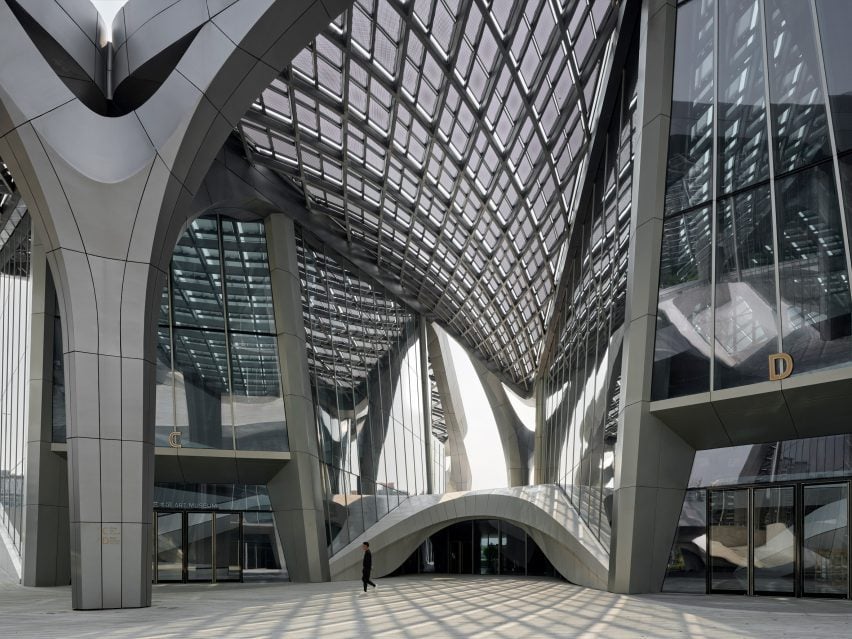 Центральная площадь Центра гражданского искусства Чжухай Цзиньвань, спроектированная Zaha Hadid Architects