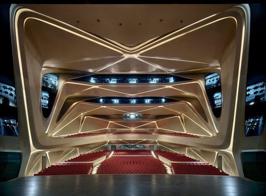 Большой театр Центра гражданского искусства Чжухай Цзиньвань от Zaha Hadid Architects