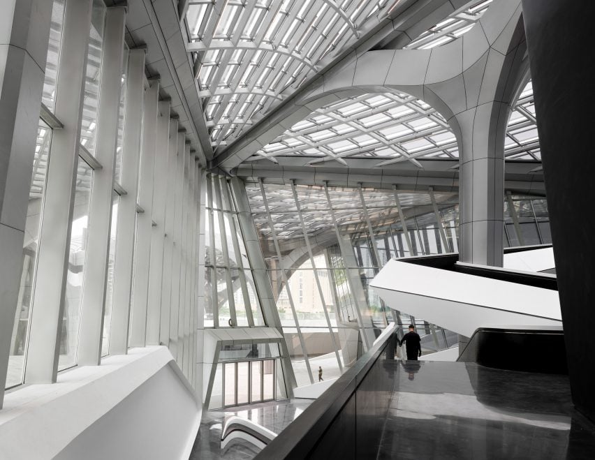 Интерьер Центра гражданского искусства Чжухай Цзиньвань от Zaha Hadid Architects
