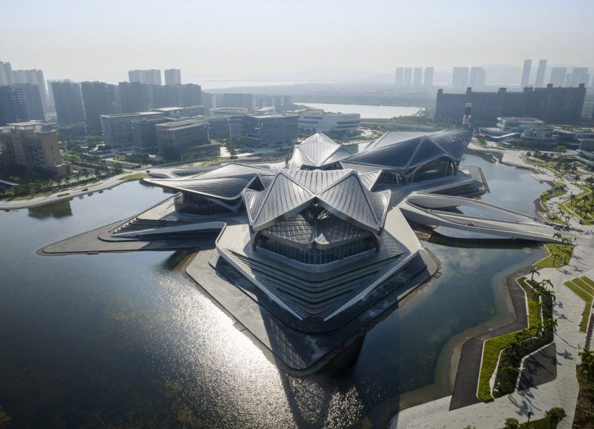 Вид с воздуха на Центр гражданского искусства Чжухай Цзиньвань от Zaha Hadid Architects.