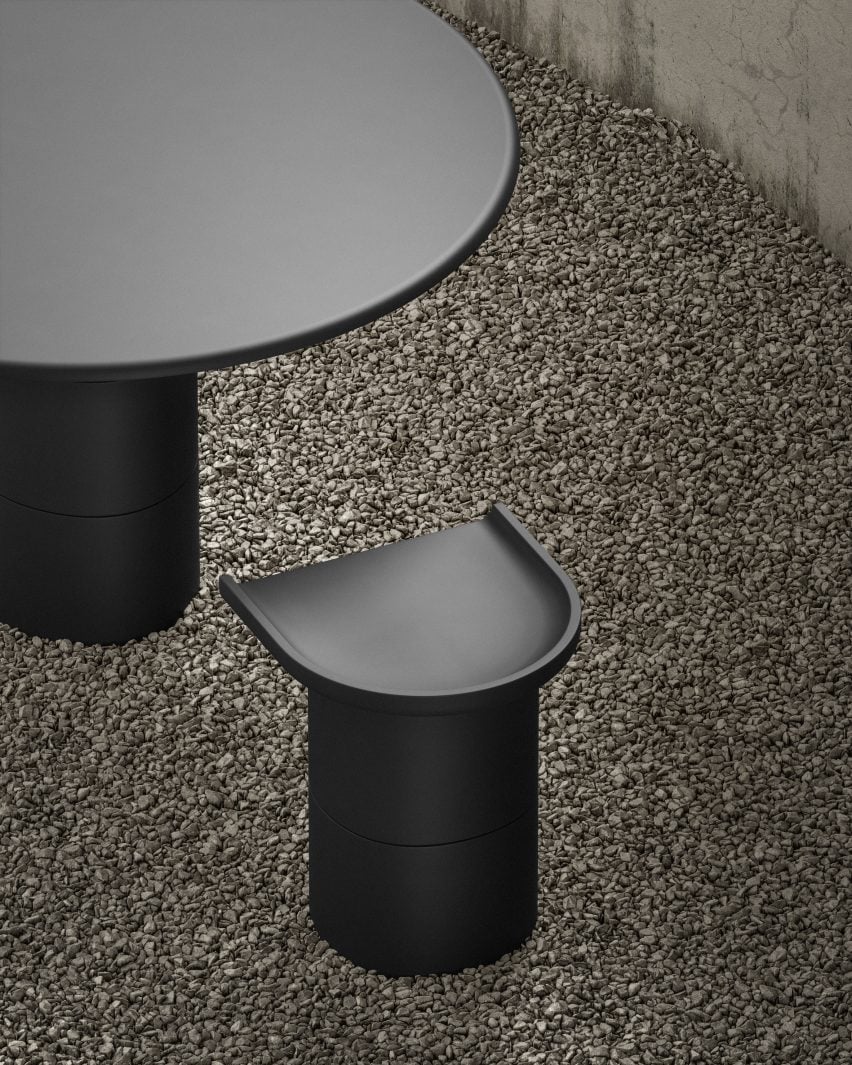 Стол и стул Multiplo имеют гладкую и деликатную поверхность.