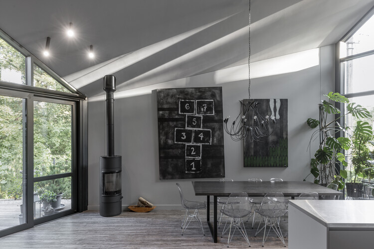 Дом в Вильнюсе / Архитектурное бюро «Г.Наткявичюс и партнеры» - Фотография интерьера, кухня, стол, окна