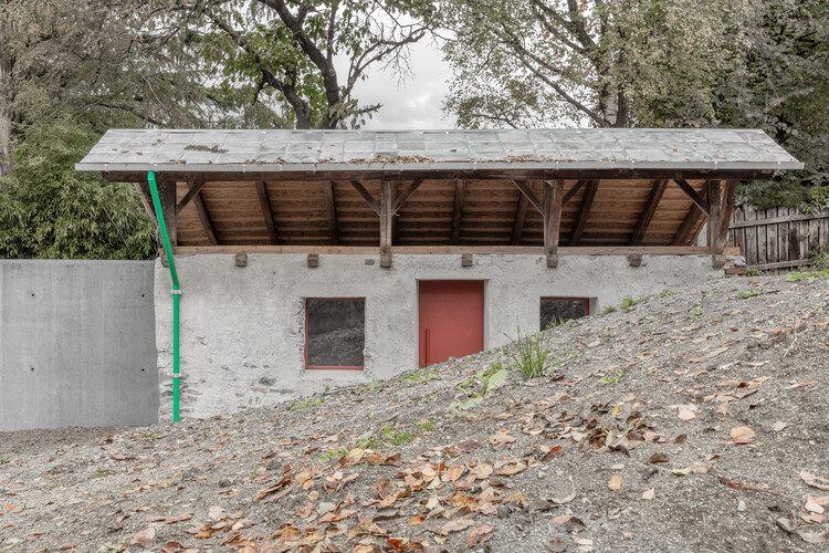 Дом в стене / bergmeisterwolf Architekten - Фотография экстерьера, Окна, Кирпич, Лес