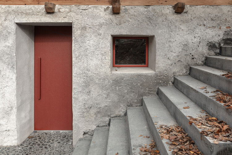 Дом в стене / bergmeisterwolf Architekten - Фотография интерьера, лестница, кирпич, окна