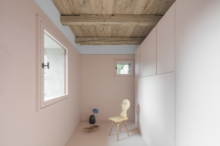 Дом в стене / bergmeisterwolf Architekten - Фотография интерьера, окна, стул, балка