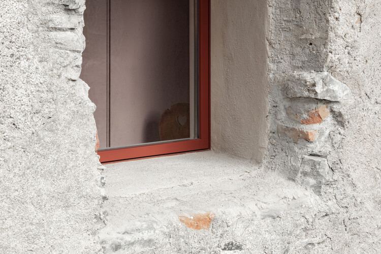 Дом в стене / bergmeisterwolf Architekten - Фотография интерьера, окна, кирпич, фасад