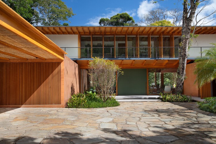 HPZ House / Magarão + Lindenberg Arq - Экстерьерная фотография, фасад, окна, сад, двор