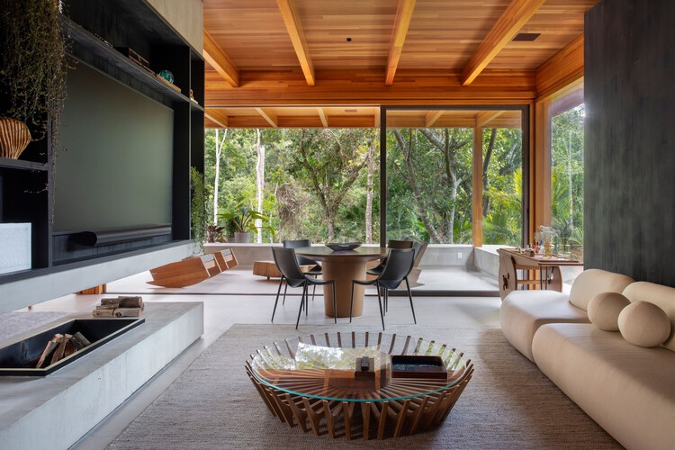 HPZ House / Magarão + Lindenberg Arq - Фотография интерьера, гостиная, стол, диван, окна, балка