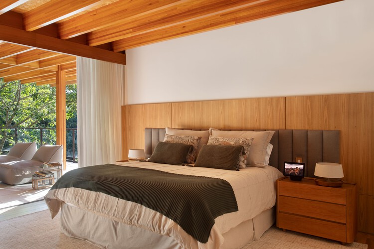 HPZ House / Magarão + Lindenberg Arq - Фотография интерьера, спальня, кровать, балка