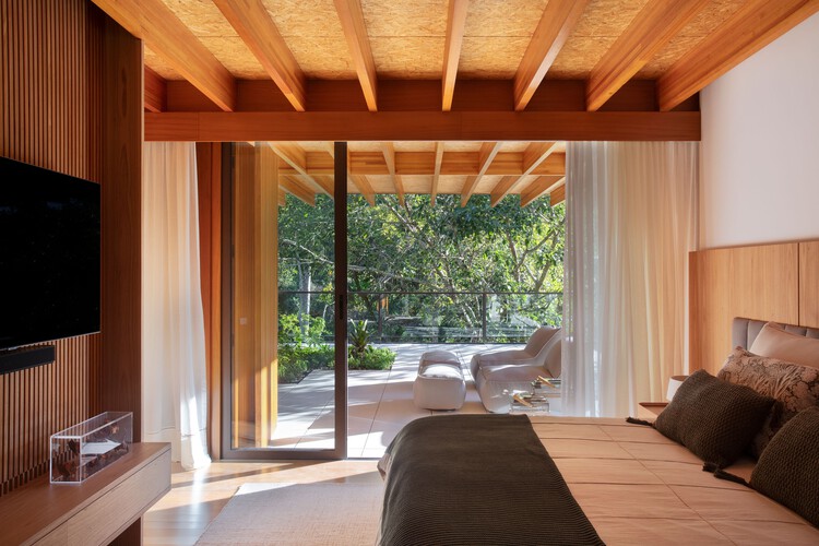 HPZ House / Magarão + Lindenberg Arq - Фотография интерьера, спальня, дерево, балка