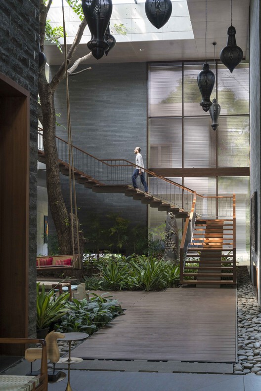Дом Махешвари / Anil Ranka Architects - Экстерьерная фотография, лестница, окна, перила