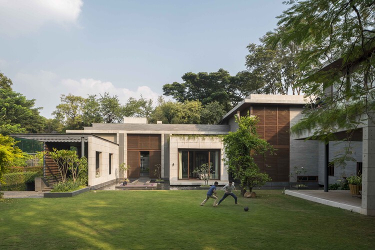 Дом Махешвари / Anil Ranka Architects - Экстерьерная фотография, фасад, окна, сад, двор