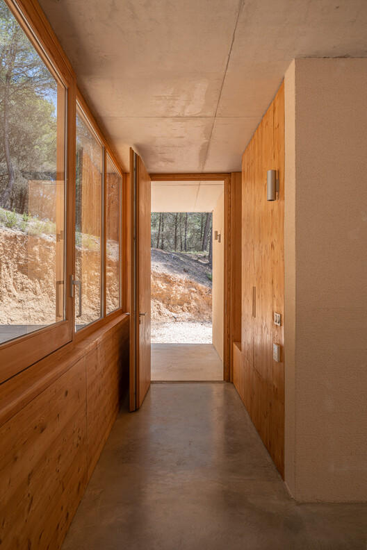 Дом в сосновом лесу / AT Architects - Фотография интерьера, окна, балка
